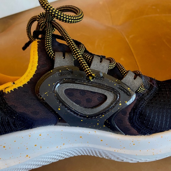 Under Armour MVMNT Flow Velociti in Black Cruise Gold (7) main image 6